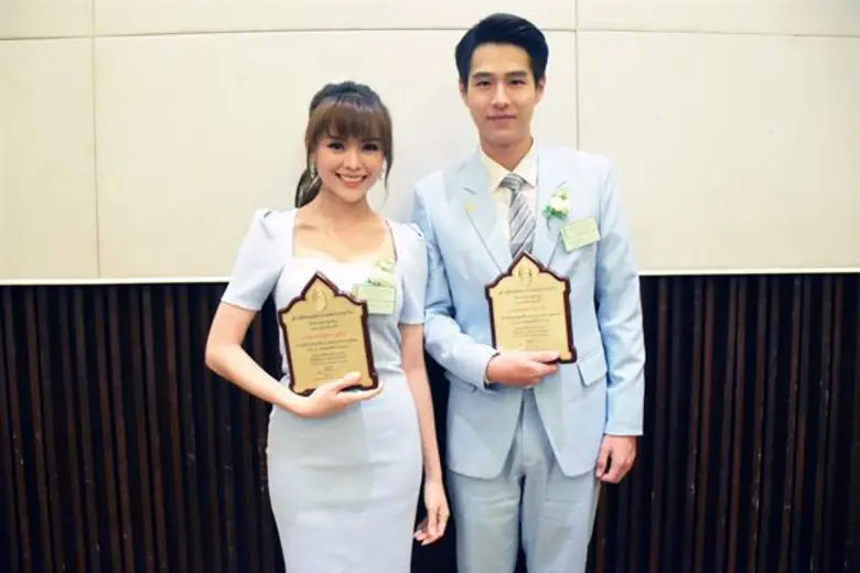 มิ้วส์-ทอย ศิลปินแกรมมี่ รับรางวัลลูกกตัญญูกตเวทีอย่างสูงต่อแม่ ประจำปี 2562