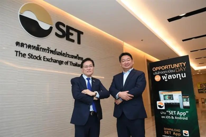 นายชูวิทย์ จึงธนสมบูรณ์ (ขวา)ประธานเจ้าหน...