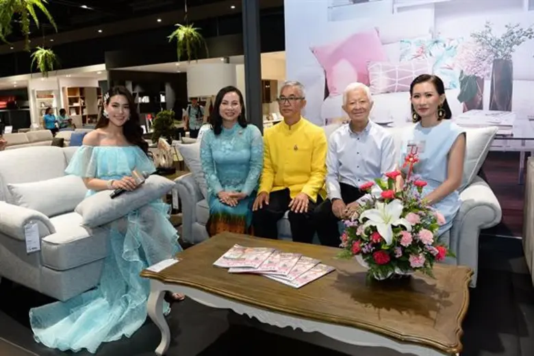 คิมเบอร์ลี่ แอน โวลเทมัส ร่วมฉลองอย่างยิ่...