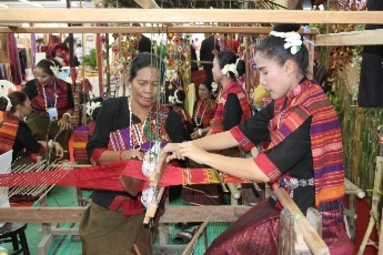 สำนักงานพัฒนาชุมชน จ.สุรินทร์ จัดงาน“เที่ยวสราญเมืองสะเร็น นิทรรศการโปรแกรมการท่องเที่ยวชุมชนหมู่บ้าน OTOP เพื่อการท่องเที่ยว” จังหวัดสุรินทร์