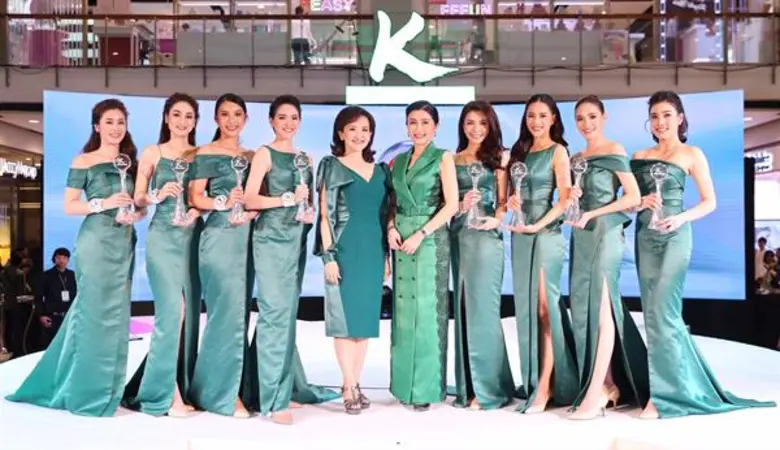 นางสาวขัตติยา อินทรวิชัย (ที่ 5 จากขวา ) กรรมการผู้...