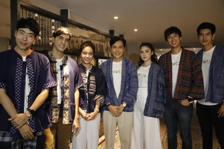 ไทยทีวีสีช่อง 3 ร่วมกับ รายการรีวิวบันเทิ...