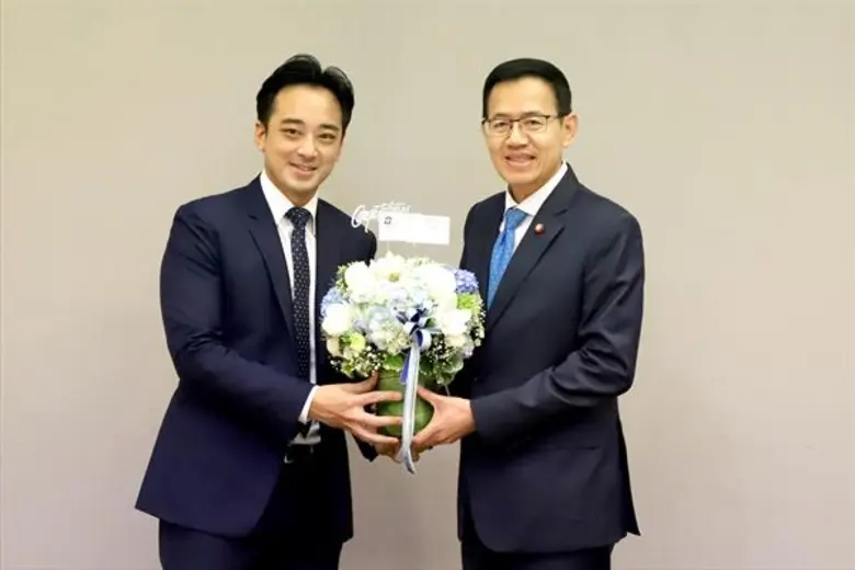 นายปิยะศักดิ์ อุกฤษฎ์นุกูล (ซ้าย) กรรมการ...