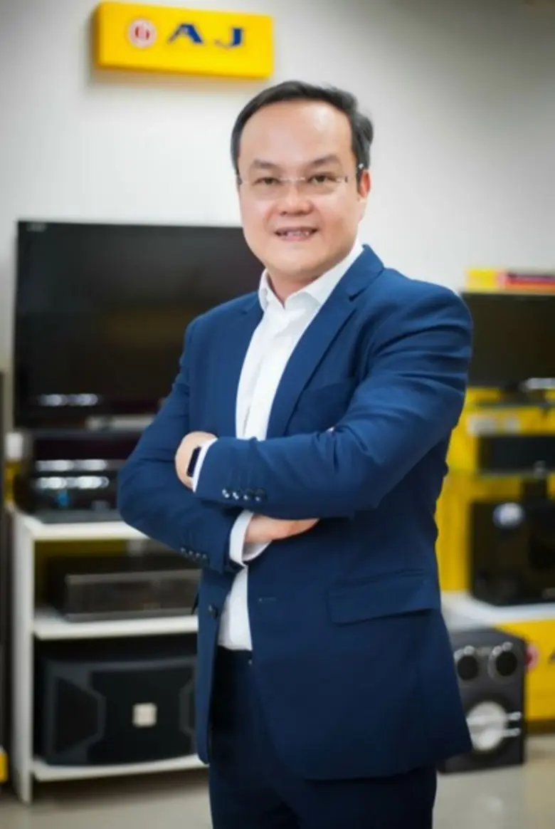 คุณอภิสิทธิ์ ไทเศรษฐวัฒน์กุล ประธานเจ้าหน...