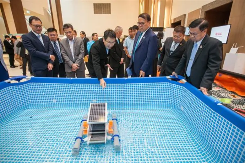เอสซีจี ร่วมกับ ทช. เดินหน้าแก้ปัญหาขยะในทะเล ส่งมอบทุ่นกักขยะลอยน้ำ 20 ชุดให้ ทช. พร้อมนำร่อง 13 จังหวัด ล่าสุด เปิดตัวต้นแบบ “หุ่นยนต์เก็บขยะลอยน้ำ 4.0” ระบบขับเคลื่อนอัตโนมัติ