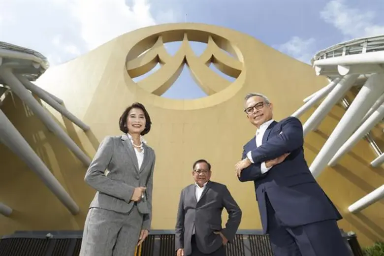 นายไพโรจน์ ชื่นครุฑ (ขวาสุด) ประธานคณะเจ้...