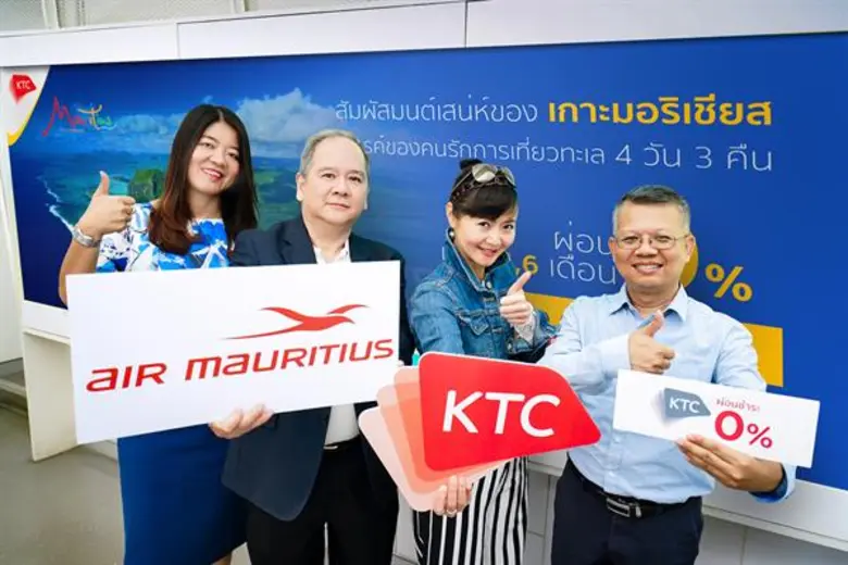 นางสาวเจนจิต ลัดพลี (กลางขวา) ผู้อำนวยการ การตลาดเพ...