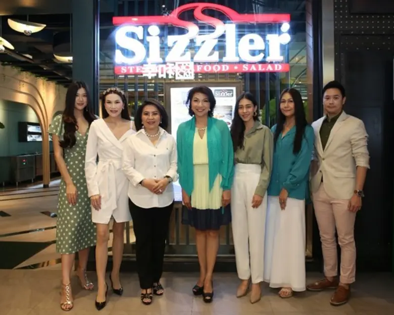 นงชนก สถานานนท์ (ที่ 4 จากซ้าย) ผู้ช่วยรองประธานบริ...