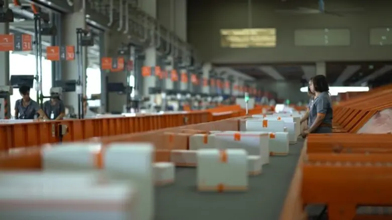 “เคอรี่ เอ็กซ์เพรส” โตทะลุเป้าตอกย้ำภาพผู้นำ ครอบคลุมจุดให้บริการทะลุ 10,000 แห่ง ทุบสถิติผู้ใช้บริการส่งพัสดุด่วนแตะ 2 ล้านกล่องต่อวัน เมื่อต้นเดือนสิงหาคม