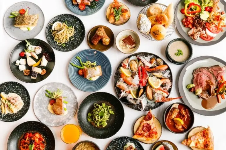 บุฟเฟ่ต์อาหารนานาชาติหลากเมนู ที่ฟาโวล่าบรันช์ โรงแรมเลอ เมอริเดียน เชียงใหม่