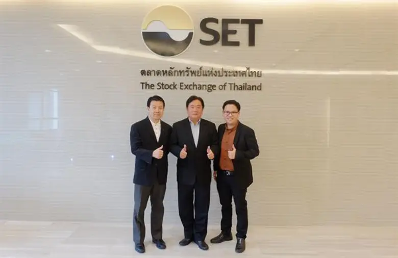 นายชยวัฒน์ พิเศษสิทธิ์ (คนกลาง) ประธานกรร...