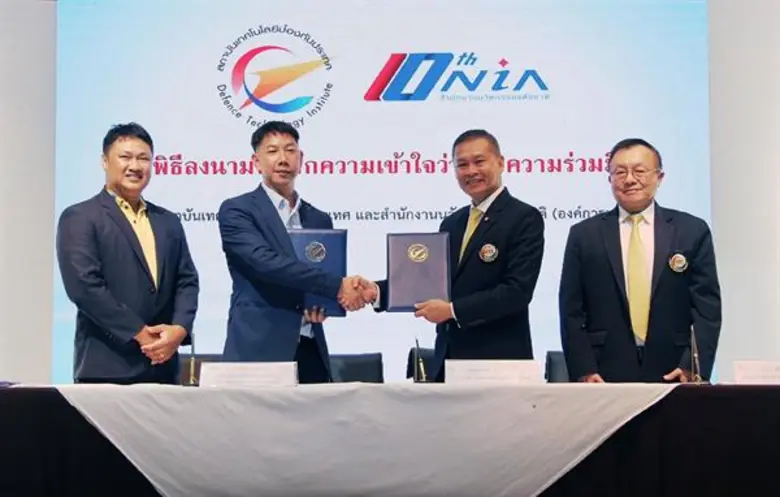 นายวิเชียร สุขสร้อย (ที่ 2 จากซ้าย) รองผู...