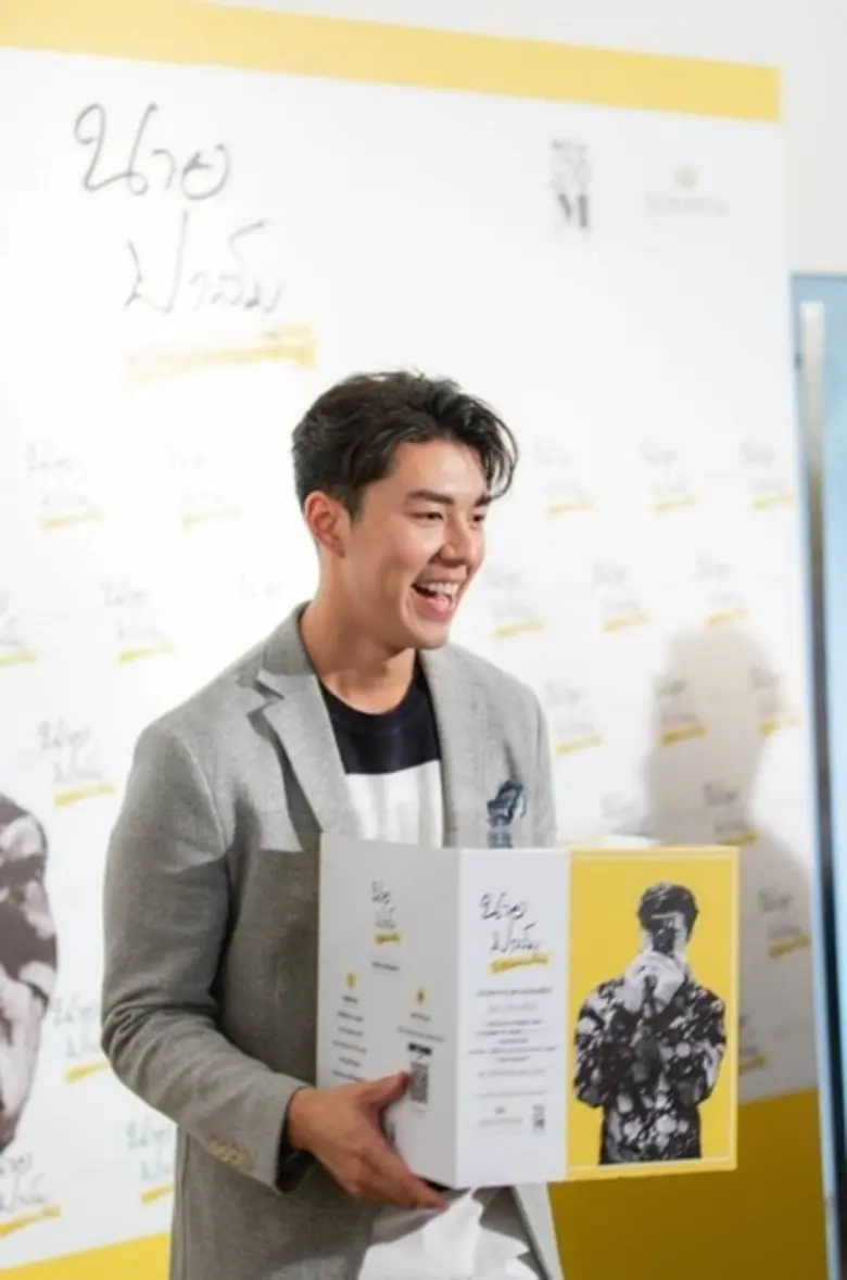 วิสซ์ดอมโซไซตี้ บาย เอ็มคิวดีซี เดินหน้าสนับสนุนนาย ณภัทร แบรนด์แอมคนล่าสุด เปิดนิทรรศการภาพถ่ายเพื่อการกุศล สร้างแรงบันดาลใจให้คนรุ่นใหม่ช่วยเหลือสังคมอย่างต่อเนื่อง