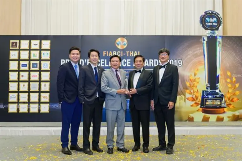 นายเดชา ตั้งสิน (ที่ 3 จากซ้าย) ประธานกรร...