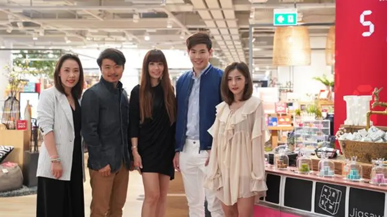 คุณตรีรัก รักการดี (กลาง) กรรมการผู้จัดกา...