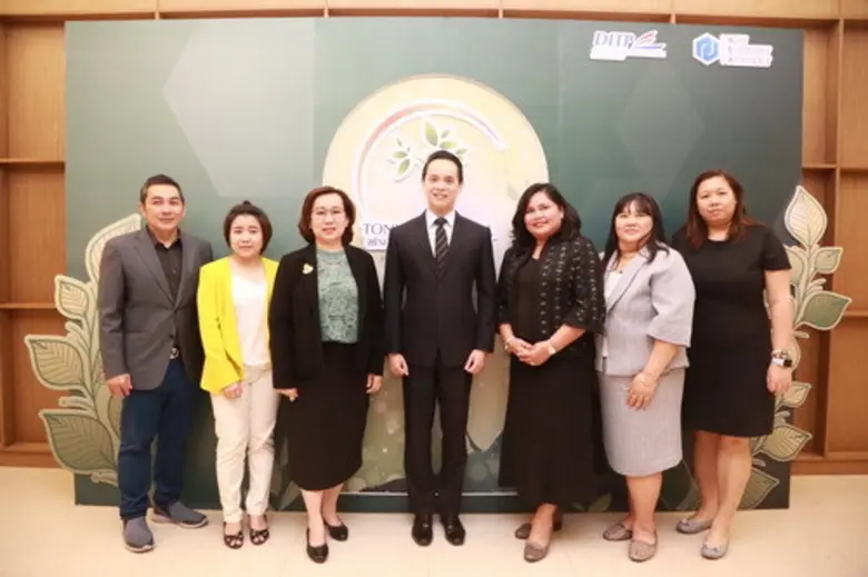 คุณนันทพงษ์ จิระเลิศพงษ์ (กลาง) ผู้อำนวยก...