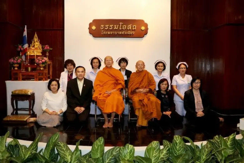 พระไพศาล วิสาโล (นั่ง : ขวา)เจ้าอาวาสวัดป...