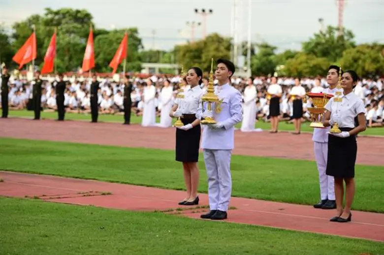 “ลูกพระจอมเกล้าลาดกระบัง” พร้อมเพรียงร่วมพิธีแห่งเกียรติยศ รับ “เนกไทและเข็มพระมหามงกุฎ” พร้อมถวายสัตย์ต่อพระบิดาแห่งวิทยาศาสตร์ไทย