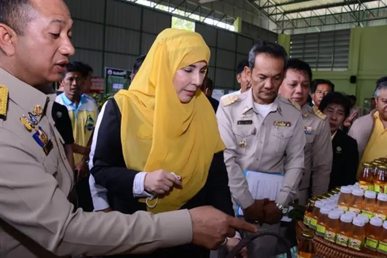 “รมช.มนัญญา” เยือนถิ่นสงขลา เยี่ยมชมโรงงานผสมปุ๋ยใช้เอง และโรงงานผลิตน้ำยางข้นของสหกรณ์รับให้ความช่วยเหลือสหกรณ์ที่ขาดอุปกรณ์เครื่องมือที่ใช้ผลิต หนุนลดต้นทุนและเพิ่มกำลังการผลิตให้แก่เกษตรกร