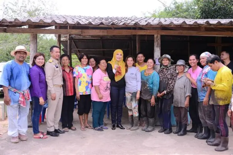 “รมช.มนัญญา” เยือนถิ่นสงขลา เยี่ยมชมโรงงานผสมปุ๋ยใช้เอง และโรงงานผลิตน้ำยางข้นของสหกรณ์รับให้ความช่วยเหลือสหกรณ์ที่ขาดอุปกรณ์เครื่องมือที่ใช้ผลิต หนุนลดต้นทุนและเพิ่มกำลังการผลิตให้แก่เกษตรกร