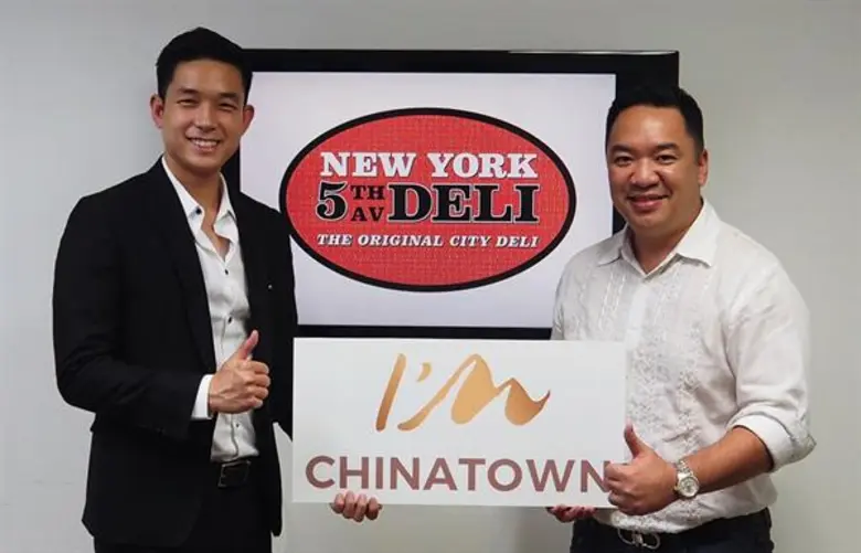 นายนฤพล เลิศปัญญาโรจน์ (ซ้าย) รองกรรมการผ...