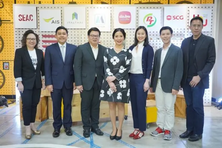 นางอริญญา เถลิงศรี (กลาง) กรรมการผู้จัดกา...