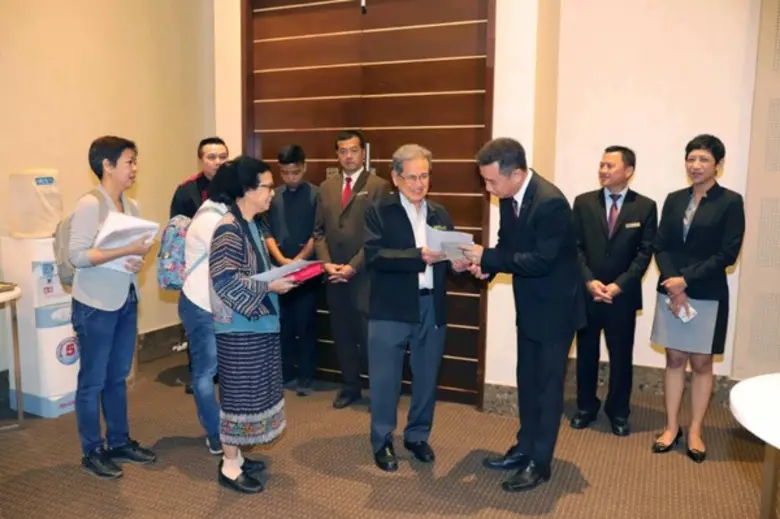 ภาพข่าว: ศ. นพ. ประเวศ วะสี มอบหนังสือ พร้อมเยี่ยมชมร้านค้าชุมชน ณ โรงแรมเซ็นทรา ศูนย์ราชการ