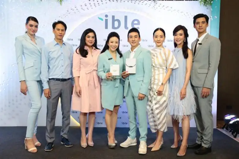 ฬินา ลีนุตพงษ์ (ที่ 4 จากซ้าย) ร่วมกับ พีระพัฒน์ เถ...