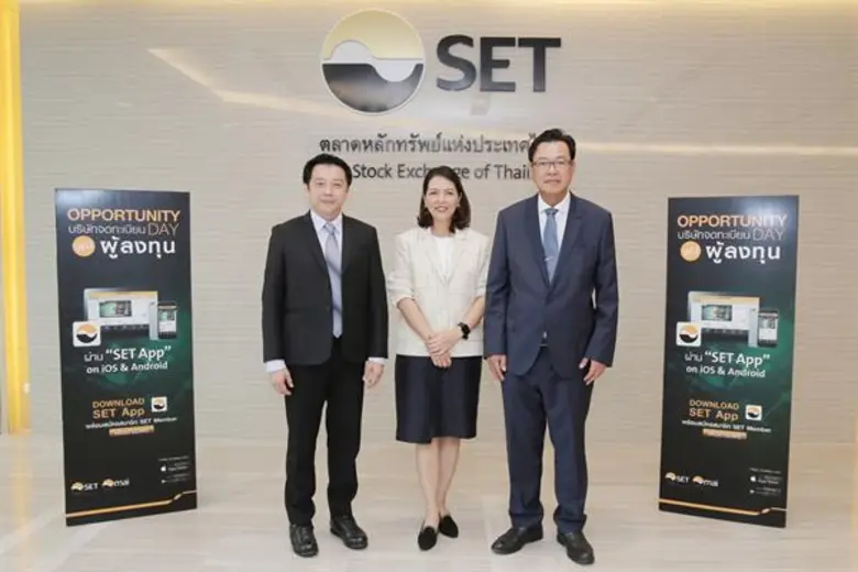 นายสุรศักดิ์ เอิบสิริสุข (ขวา) กรรมการผู้...