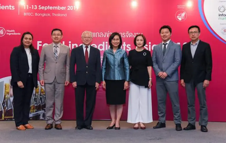 คุณมนู เลียวไพโรจน์ (ที่ 3 จากซ้าย) ประธา...