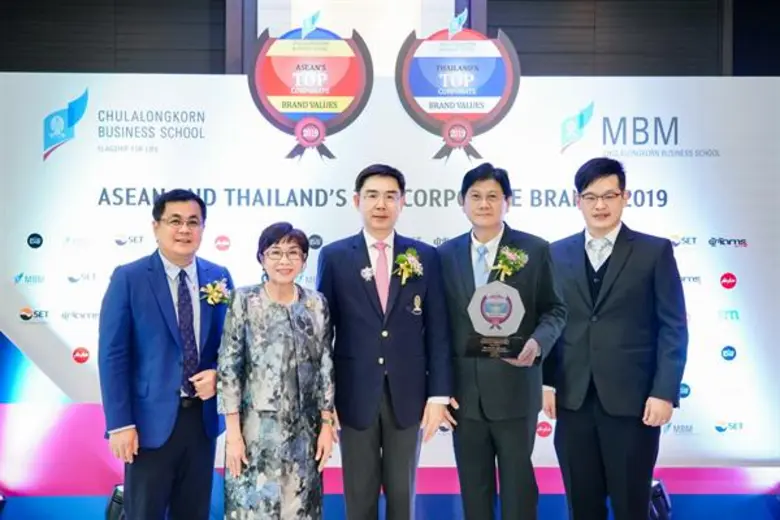 นายวิรัช ไพสิฐเศวต (ที่ 4 จากซ้าย) รองประธานเจ้าหน้...