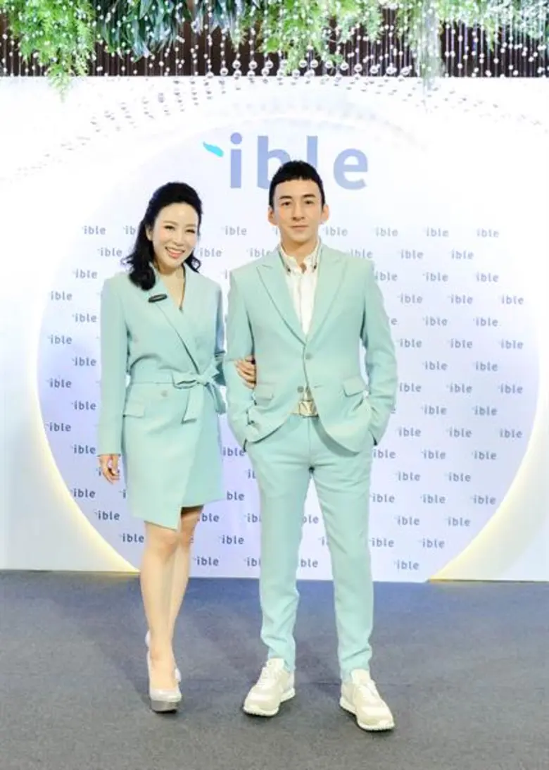 เป็นคู่รักที่ไม่เคยหยุดหวาน สำหรับนักร้องหนุ่มเสียง...