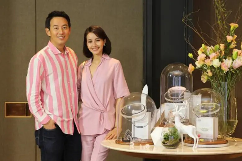 “บี - พีระพัฒน์” ควงภรรยาคนสวย “ฬินา” ลุยธุรกิจใหม่ นำเข้า ible Airvida เครื่องฟอกอากาศแบบพกพาชนิดไอออน เพื่อนในวงการร่วมแสดงความยินดีเพียบ