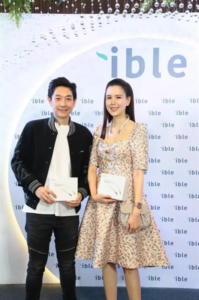 “บี - พีระพัฒน์” ควงภรรยาคนสวย “ฬินา” ลุยธุรกิจใหม่ นำเข้า ible Airvida เครื่องฟอกอากาศแบบพกพาชนิดไอออน เพื่อนในวงการร่วมแสดงความยินดีเพียบ