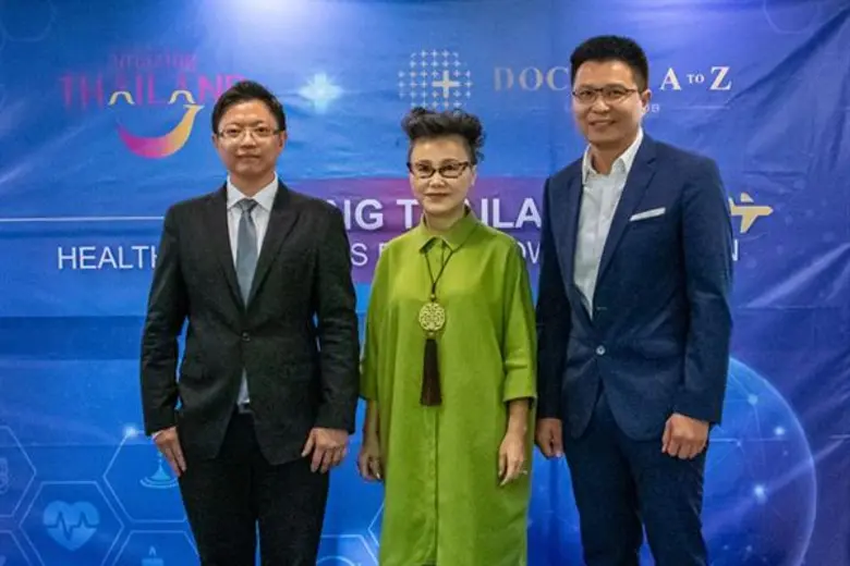 คุณธีระวัฒน์ วิทูรปกรณ์ (ที่ 3 จากซ้าย) ก...