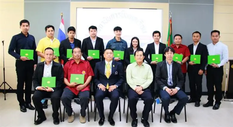 พลเรือตรี ปิยะ อาจมุงคุณ ผู้ว่าการ สถาบัน...