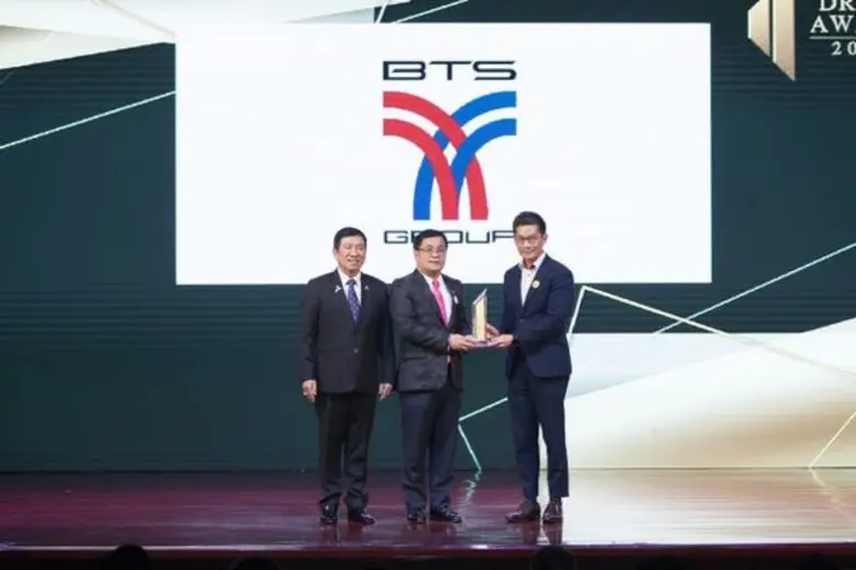 นายสุรยุทธ ทวีกุลวัฒน์ (ขวา) ผู้อำนวยการใ...