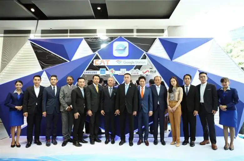 นายพิทักษ์ รัชกิจประการ (ที่ 5 จากซ้าย) ประธานเจ้าห...