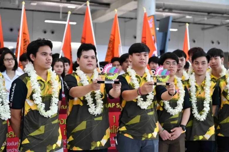 นายธรรมฤทธิ์ ศิวาลัย ชื่อเล่น "ตัวต่อ" นั...