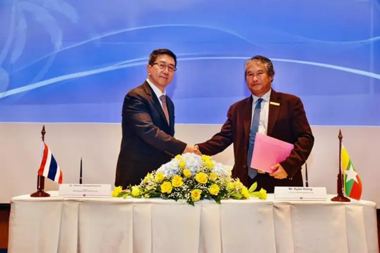 นายวิบูลย์ แสงวิทยานนท์ (ซ้าย)ประธานเจ้าหน้าที่บริห...