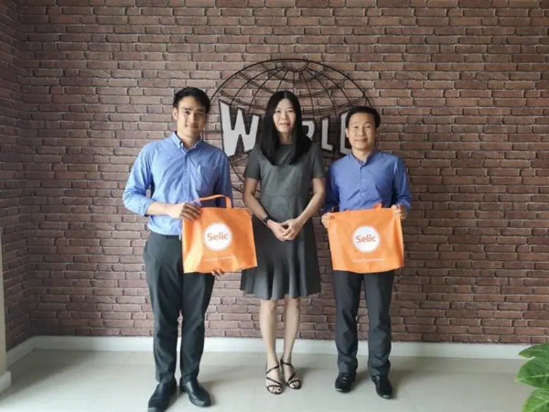 นางสาวยุวดี เอี่ยมสนธิทรัพย์ (กลาง) กรรมก...