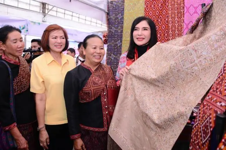 “รมช.มนัญญา” คิกออฟ มหกรรมสินค้าสหกรณ์จังหวัดกาฬสินธุ์ ปี 2562 หนุนเพิ่มช่องทางการตลาดให้สหกรณ์ และกลุ่มเกษตรกร ชูอัตลักษณ์สินค้าโดดเด่นของท้องถิ่นกระจายรายได้สู่ชุมชน