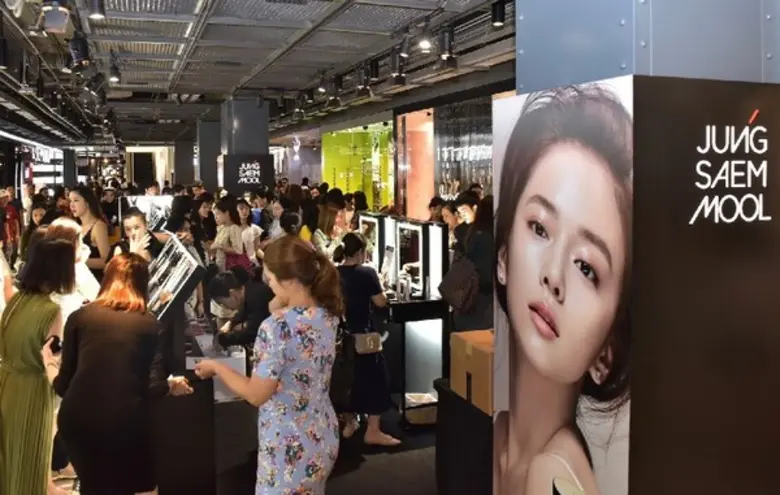 “JUNG SAEM MOOL” เมคอัพสุดฮอตจากแดนกิมจิเปิดตัวครั้งแรกในไทย!! นำเทรนด์ความงามแบบ “ Glass Skin” เผยผิวฉ่ำวาวชุ่มชื่นกระจ่างใส สาวกบิวตี้ห้ามพลาด ณ ชั้น G สยามเซ็นเตอร์