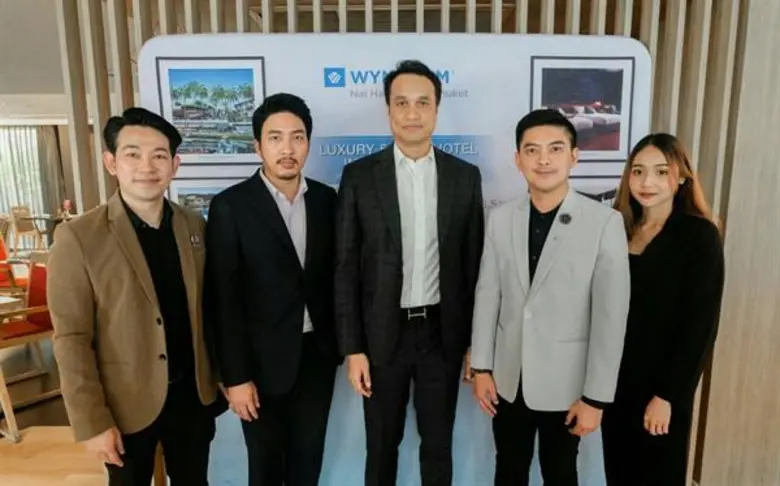 นายอรรถนพ พันธุกำเหนิด (กลาง) ประธานเจ้าห...