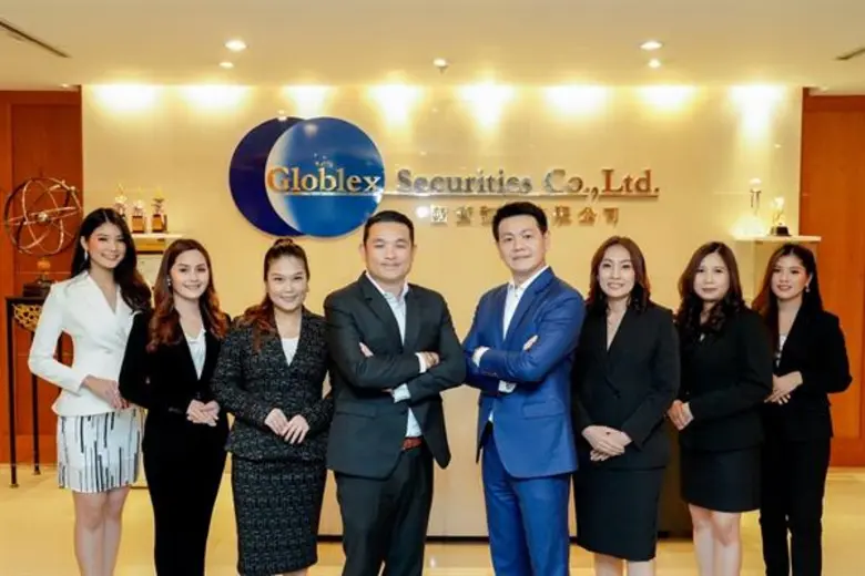 นายธนพิศาล คูหาเปรมกิจ (กลางซ้าย) ประธานเ...