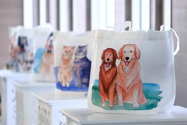 รพส.ทองหล่อ ฉลองครบรอบ 25 ปี จับมือ 25 เพจน้องหมาน้องแมว เปิดประมูลกระเป๋าผ้าสุดน่ารัก รายได้ช่วยสุนัขจรจัดกว่า 1,000 ตัว