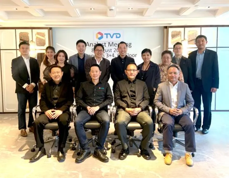 นายเฉลิมพล มหาวาณิชย์วงศ์ (แถวล่างที่ 2 จากขวา) กรร...