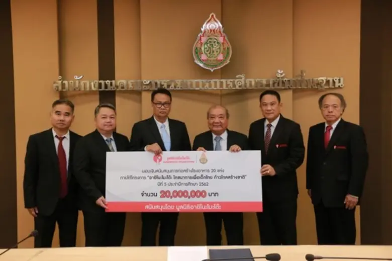 วัลลพ สงวนนาม (3 จากซ้าย) ผู้ช่วยเลขาธิกา...