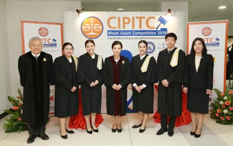 4 นักศึกษาจากเกษตรศาสตร์ ธรรมศาสตร์ อนาคตนักกฎหมายไ...