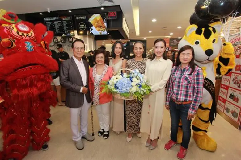 คุณสุฐิตา โชติจุฬางกูร (ที่ 5 จากซ้าย) ผู...